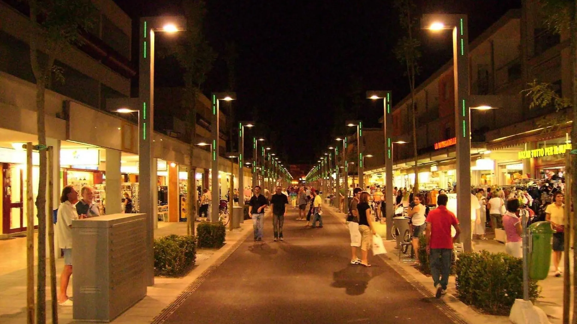 Apartment For 7 With Huge Shared Pool Bibione Italy