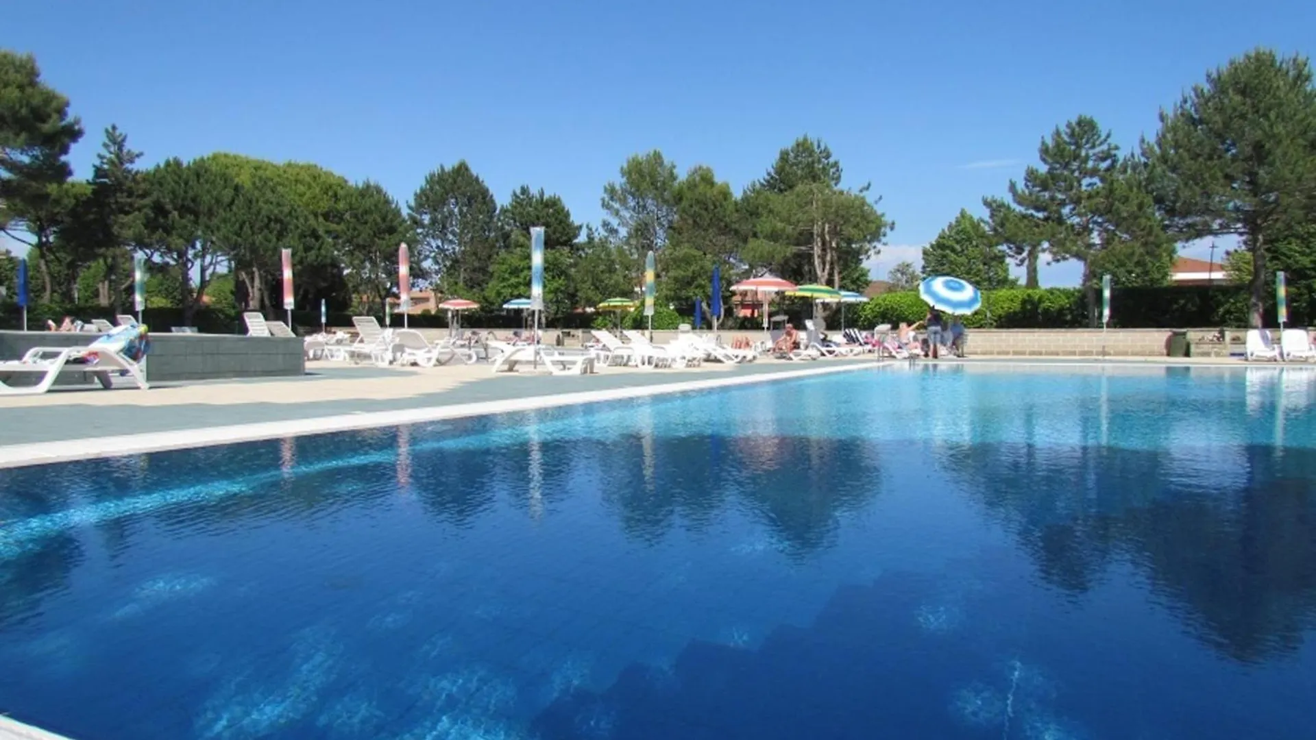 Apartment For 7 With Huge Shared Pool Bibione