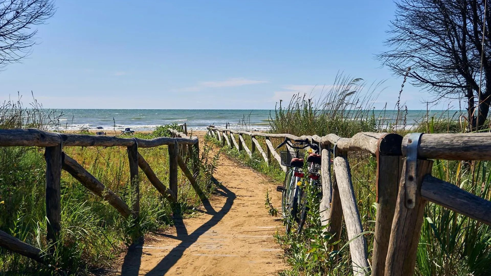 Apartment For 7 With Huge Shared Pool Bibione Italy