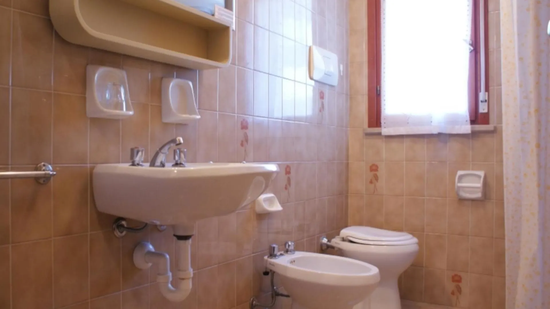 Apartment For 7 With Huge Shared Pool Bibione Italy