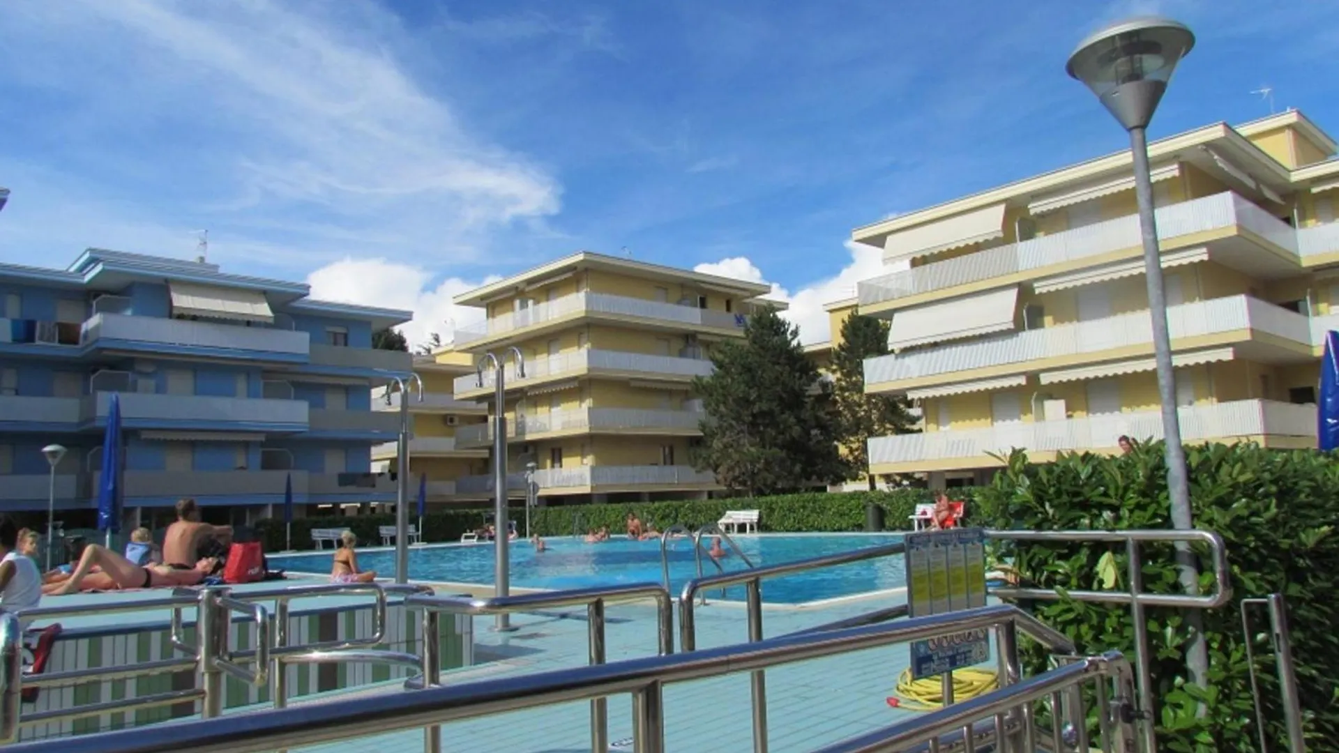 Apartment For 7 With Huge Shared Pool Bibione Italy